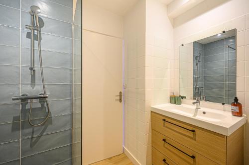 Kúpeľňa v ubytovaní LE BERDER - Appartement T3 centre ville Sarzeau