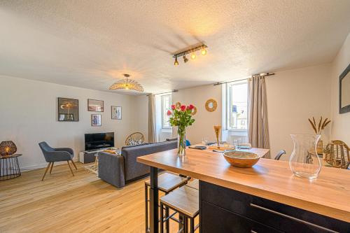 un salon avec une table et un canapé dans l'établissement LE BERDER - Appartement T3 centre ville Sarzeau, à Sarzeau