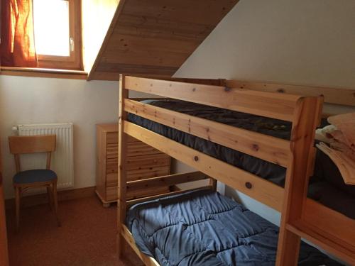 een kamer met 2 stapelbedden en een raam bij Appartement Montana 8 in Pralognan-la-Vanoise
