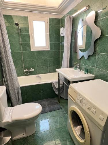 Ванная комната в Peaceful Apartment by Flisvos Marina by Athenian Homes