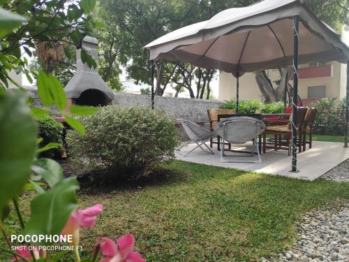 une terrasse avec une table et des chaises sous un parasol dans l'établissement Garden apartment Vanya, à Split