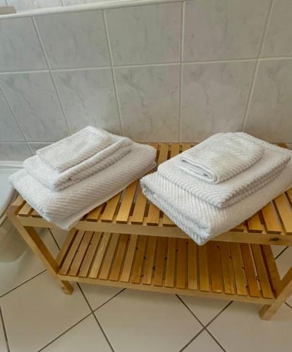 two towels sitting on a wooden platform in a bathroom at Jade FeWo Cottbus Apartment mit Parkplatz in Cottbus