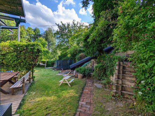 Ein Garten an der Unterkunft Chalupa, kde bejval krám