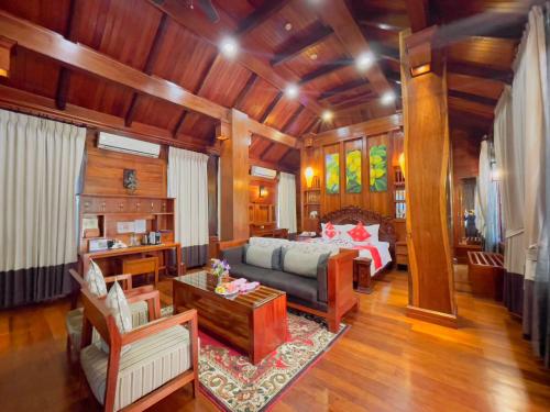 ein Wohnzimmer mit einem Sofa und einem Tisch in der Unterkunft Try Palace Resort Kep in Kep