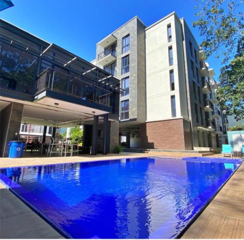 Kolam renang di atau dekat dengan Condominio de lujo