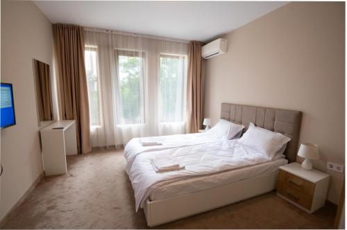 Tempat tidur dalam kamar di Апартамент за гости Влади в комплекс Garden Palace Balchik