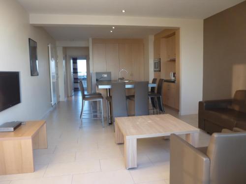  El Mirador Quality Stay - Apartments -  Room  picture :   Tea/Coffee maker    Shower    TV                           