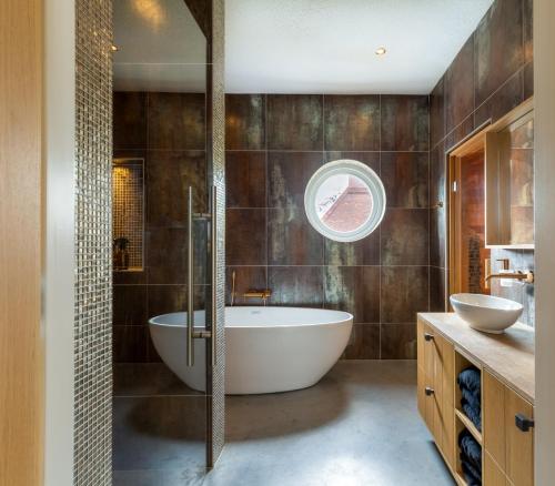 Kupatilo u objektu Casa Morreni, luxe villa met sauna