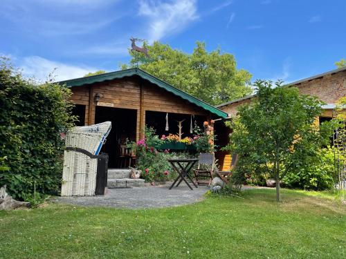 Κήπος έξω από το Ostsee Jägerhütte am Waldesrand mit Sauna