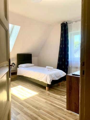 a bedroom with a bed and a window at Apartament Lux in Gołdap