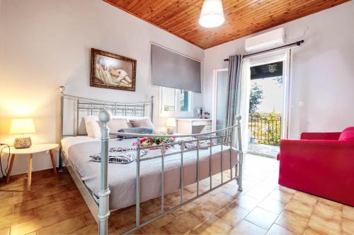 - une chambre avec un lit, une table et un canapé dans l'établissement Manteshouse, à Paleokastritsa