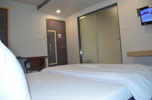 Postel nebo postele na pokoji v ubytování Hotel O2 Sangli