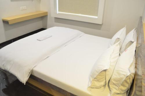 Postel nebo postele na pokoji v ubytování Hotel O2 Sangli
