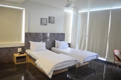 Postel nebo postele na pokoji v ubytování Hotel O2 Sangli