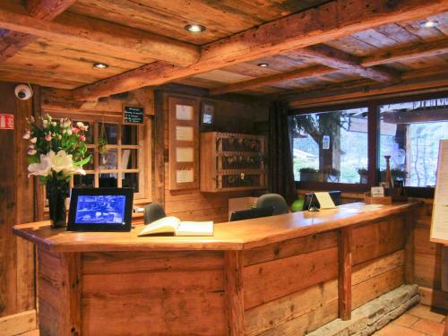 Télévision ou salle de divertissement dans l'établissement Les Grands Montets Hotel & Spa