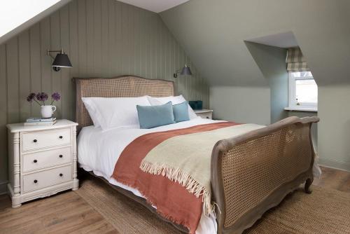 En eller flere senger på et rom på Campsie Cottage