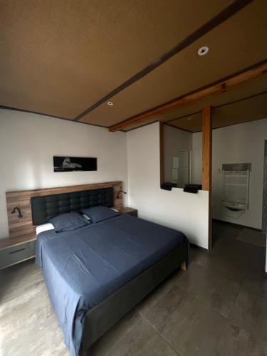 une chambre avec un lit et un grand miroir dans l'établissement Villa Némausa / Saint-Aygulf, à Saint-Aygulf