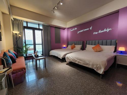 1 Schlafzimmer mit 2 Betten und einer lila Wand in der Unterkunft 鹿境水岸Deer Paradise in Lukang