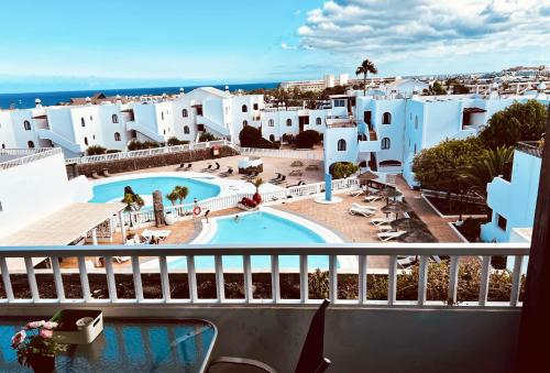 vistas a la piscina desde el balcón de un hotel en 2024 New Pools Wonderful Views AC en Costa Teguise