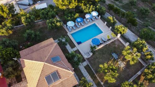 - une vue aérienne sur une maison avec une piscine dans l'établissement Aeolos Zante Villas with Heated Pool, à Vasilikos