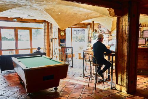 Billard dans l'établissement Les Grands Montets Hotel & Spa