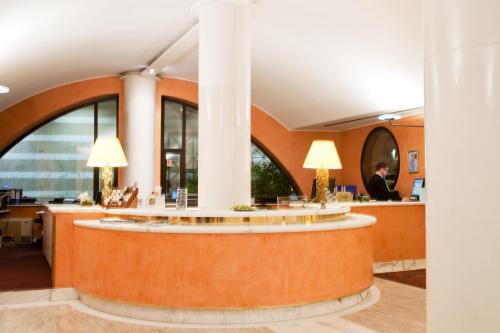 a lobby with a circular counter in a building at Hotel Giberti & Spa in Verona