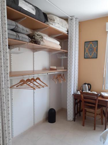 une chambre avec des étagères, une table et une salle à manger dans l'établissement Le Roqual, à Carsac-Aillac