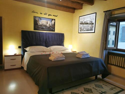 - une chambre avec un lit et 2 serviettes dans l'établissement BORGO LA CROCE APARTAMENTS, à Florence