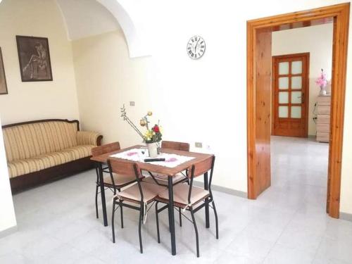 A seating area at L 'Alcova Holidays Home CENTRO STORICO