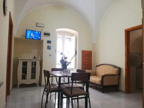 A television and/or entertainment centre at L 'Alcova Holidays Home CENTRO STORICO