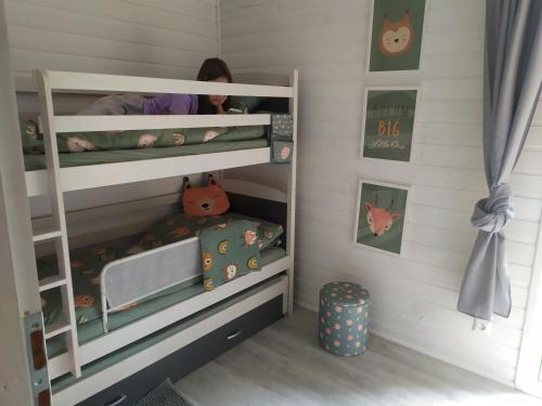 a little girl in a bunk bed in a room at Stacja Roztocze in Majdan Kasztelański