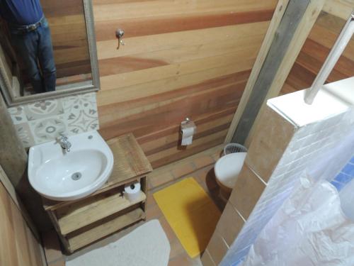 a small bathroom with a sink and a toilet at Paiol - Tô na Roça - Junto á natureza!!! in Cunha
