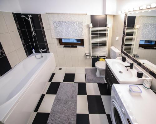 a bathroom with a black and white checkered floor at Comfort & Style - KISELEFF - ARCUL DE TRIUMF - in Bucharest