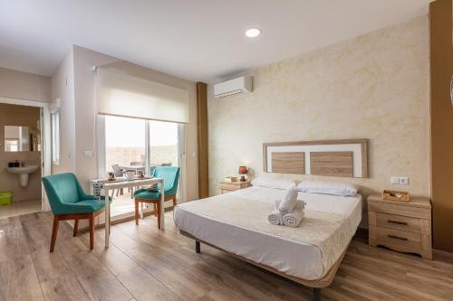 Posteľ alebo postele v izbe v ubytovaní Apartamentos Lola Beach