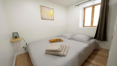 Un pat sau paturi într-o cameră la Dominici 2- CahorsCityStay- Parking Wifi Netflix
