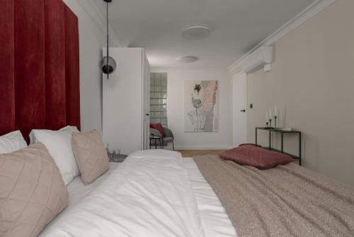 a bedroom with a large white bed in a room at APARTIO ROOMS Katowice in Katowice