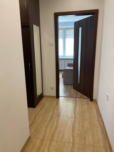 een hal met twee deuren en een kamer met een bank bij M&M apartamenty 2 in Zamość
