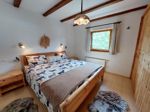een slaapkamer met een groot bed en een raam bij Chalet MALLNOCK in Bad Kleinkirchheim
