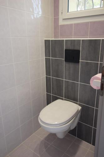 une salle de bain avec toilettes et fenêtre dans l'établissement Chez Audrey dans la pinède, à Ensuès-la-Redonne