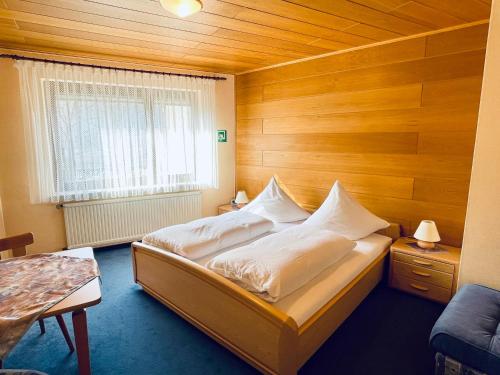 Ένα ή περισσότερα κρεβάτια σε δωμάτιο στο Hotel Pension Balthasar