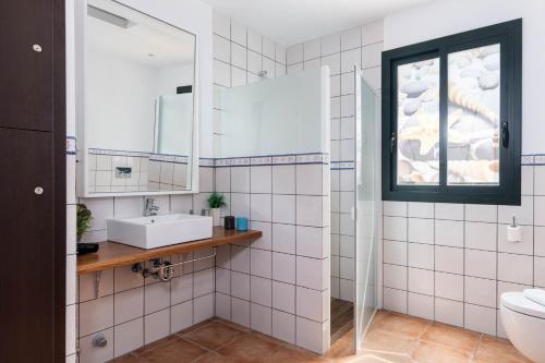 Ett badrum på YourHouse Romani Villa