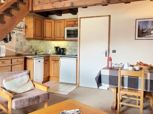 Appartement Saint-Martin-de-Belleville, 4 pièces, 6 personnes - FR-1-344-252にあるキッチンまたは簡易キッチン
