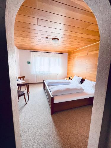 Ένα ή περισσότερα κρεβάτια σε δωμάτιο στο Hotel Pension Balthasar