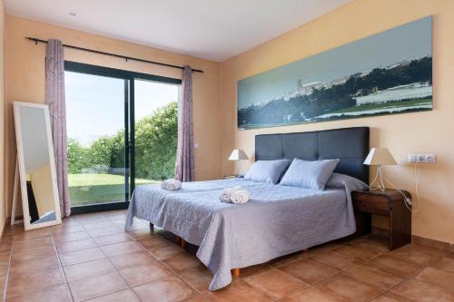 1 dormitorio con cama y ventana grande en YourHouse Romani Villa, en Muro