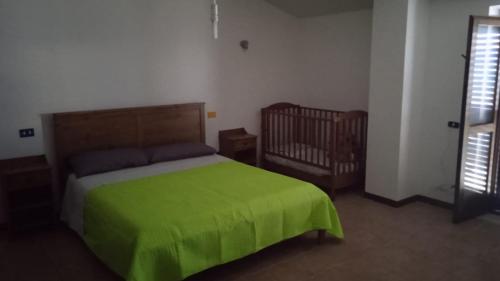 Melizzano的住宿－Casa vacanze ACQUAVIVA，一间卧室配有一张带绿毯的床