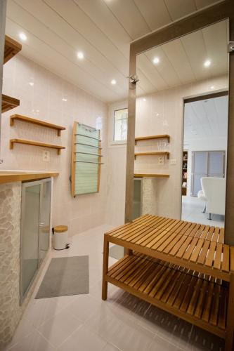 une chambre avec un banc au milieu d'une pièce dans l'établissement Chez Audrey dans la pinède, à Ensuès-la-Redonne