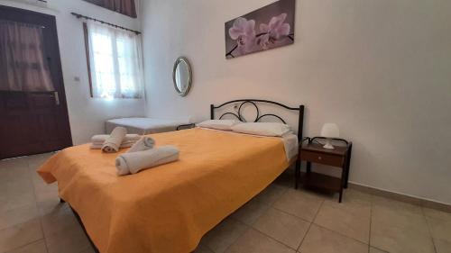1 dormitorio con 1 cama con toallas en Melia studio 2 seafront apartment, en Loutraki