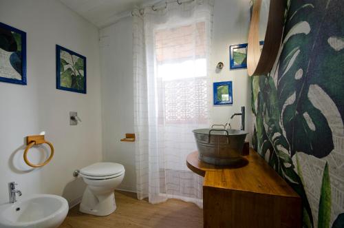 un bagno con un water, un lavandino e una vasca di Villa Del Sole a Custonaci