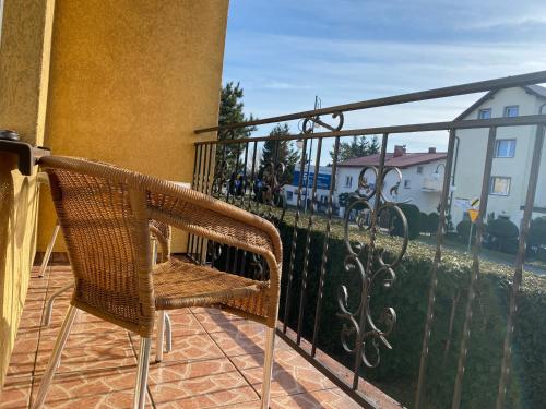 a wicker chair sitting on a balcony with a view at Willa Malwa in Rewal