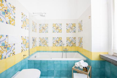 a bathroom with a tub and a toilet at Lux Aurea in Meta